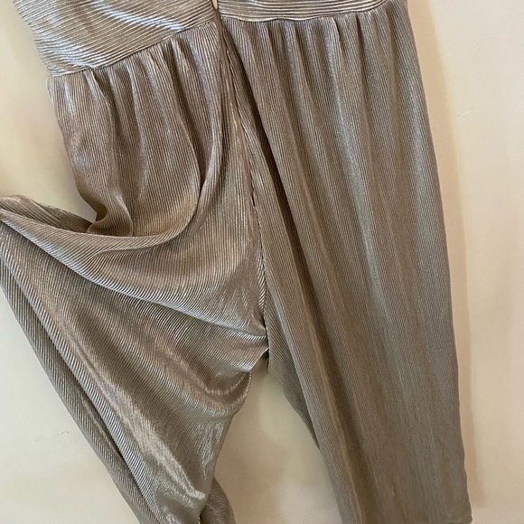 Lulus Turn Up Silver Metallic Pleated V-Neck Culotte Jumpsuit Size S NWT - Picture 8 of 11